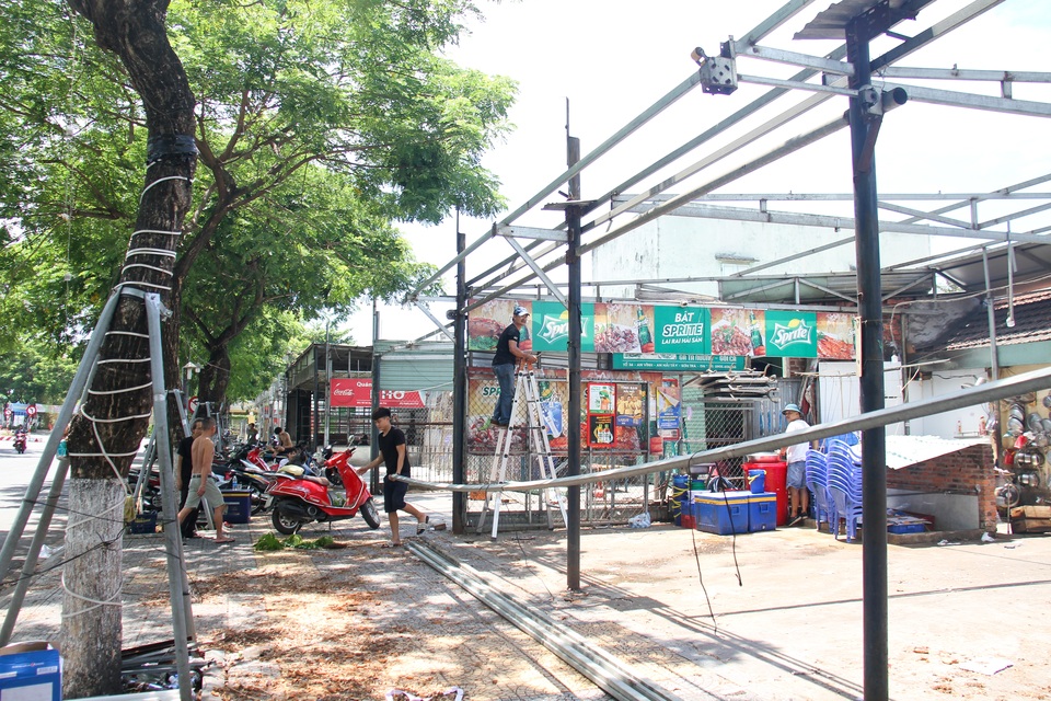 Tháo dỡ hàng loạt quán tạm không phép ngay chân cầu Rồng - 2 Tháo dỡ hàng loạt quán tạm không phép ngay chân cầu Rồng - 2