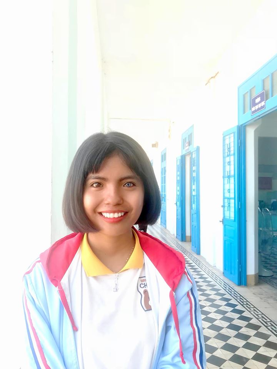 Nữ sinh có đôi mắt hai màu chọn học Cao đẳng dù đủ điểm vào ĐH - 1 Nữ sinh có đôi mắt hai màu chọn học Cao đẳng dù đủ điểm vào ĐH - 1