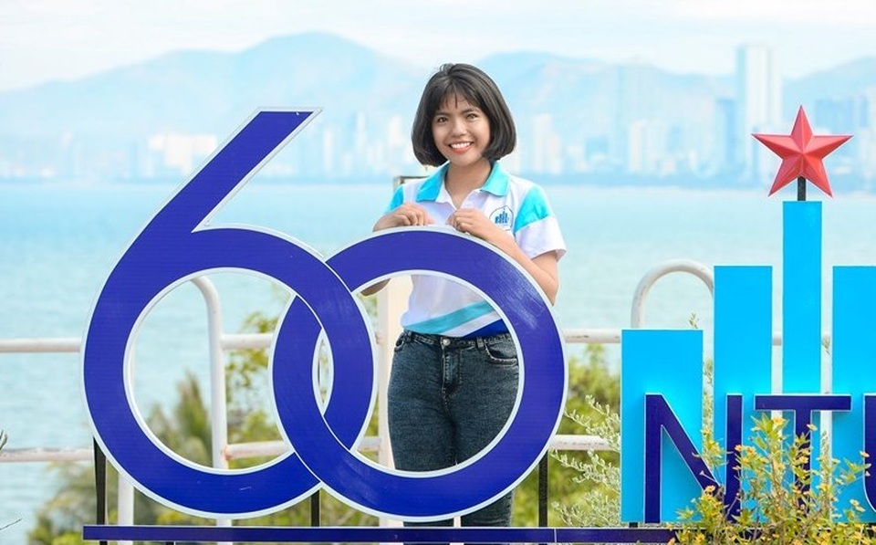 Nữ sinh có đôi mắt hai màu chọn học Cao đẳng dù đủ điểm vào ĐH - 5 Nữ sinh có đôi mắt hai màu chọn học Cao đẳng dù đủ điểm vào ĐH - 5