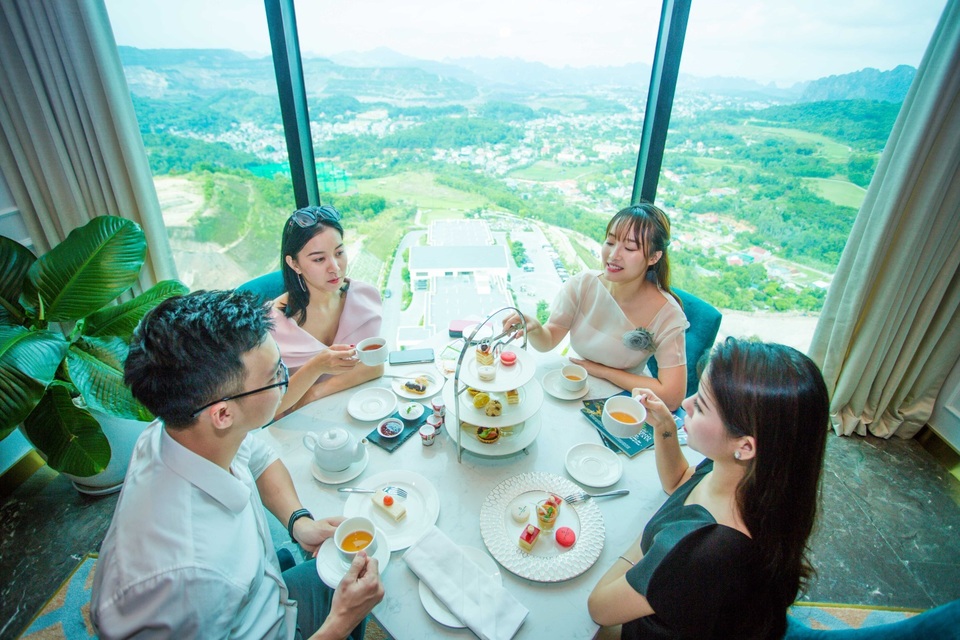 Thú vui sang chảnh mới ở Hạ long: Thưởng trà từ độ cao 100m - 3