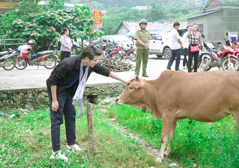 Vũ Mạnh Cường xúc động trước niềm vui có bò mới của bà con Hà Giang - 5 Vũ Mạnh Cường xúc động trước niềm vui có bò mới của bà con Hà Giang - 5
