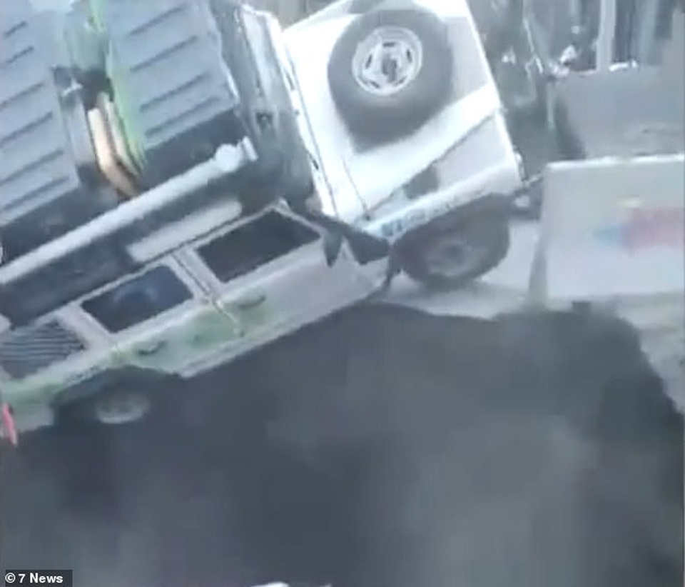 Thót tim khoảnh khắc hố tử thần “nuốt chửng” ô tô - 1