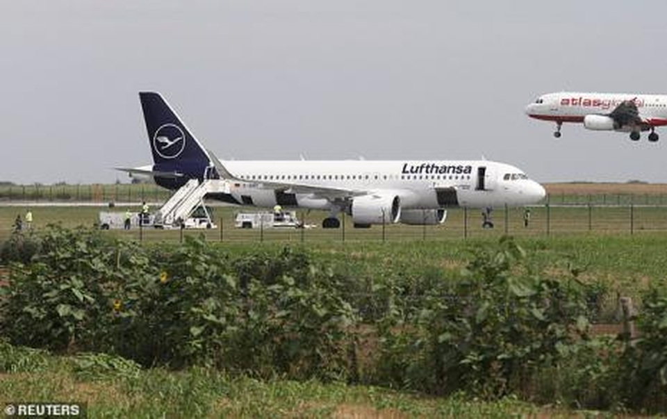 Yêu nữ tiếp viên không thành, hành khách dọa đánh bom trên máy bay - 2