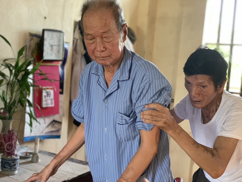 Nghẹn đắng cảnh ông bệnh tim chống gậy chăm bà ung thư - 7 Nghẹn đắng cảnh ông bệnh tim chống gậy chăm bà ung thư - 7