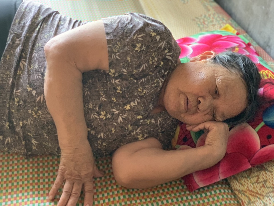 Nghẹn đắng cảnh ông bệnh tim chống gậy chăm bà ung thư - 1 Nghẹn đắng cảnh ông bệnh tim chống gậy chăm bà ung thư - 1