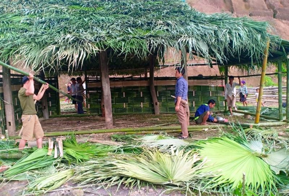 Người dân biên giới đóng góp vật liệu, công sức xây dựng phòng học cho con em - 2 Người dân biên giới đóng góp vật liệu, công sức xây dựng phòng học cho con em - 2