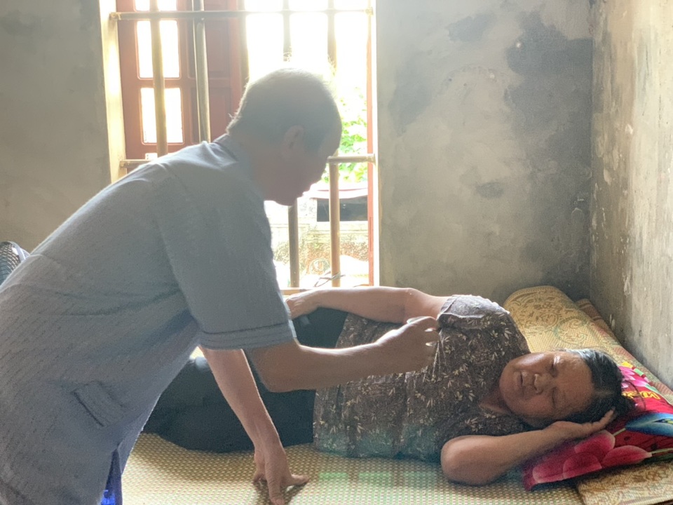 Nghẹn đắng cảnh ông bệnh tim chống gậy chăm bà ung thư - 10 Nghẹn đắng cảnh ông bệnh tim chống gậy chăm bà ung thư - 10