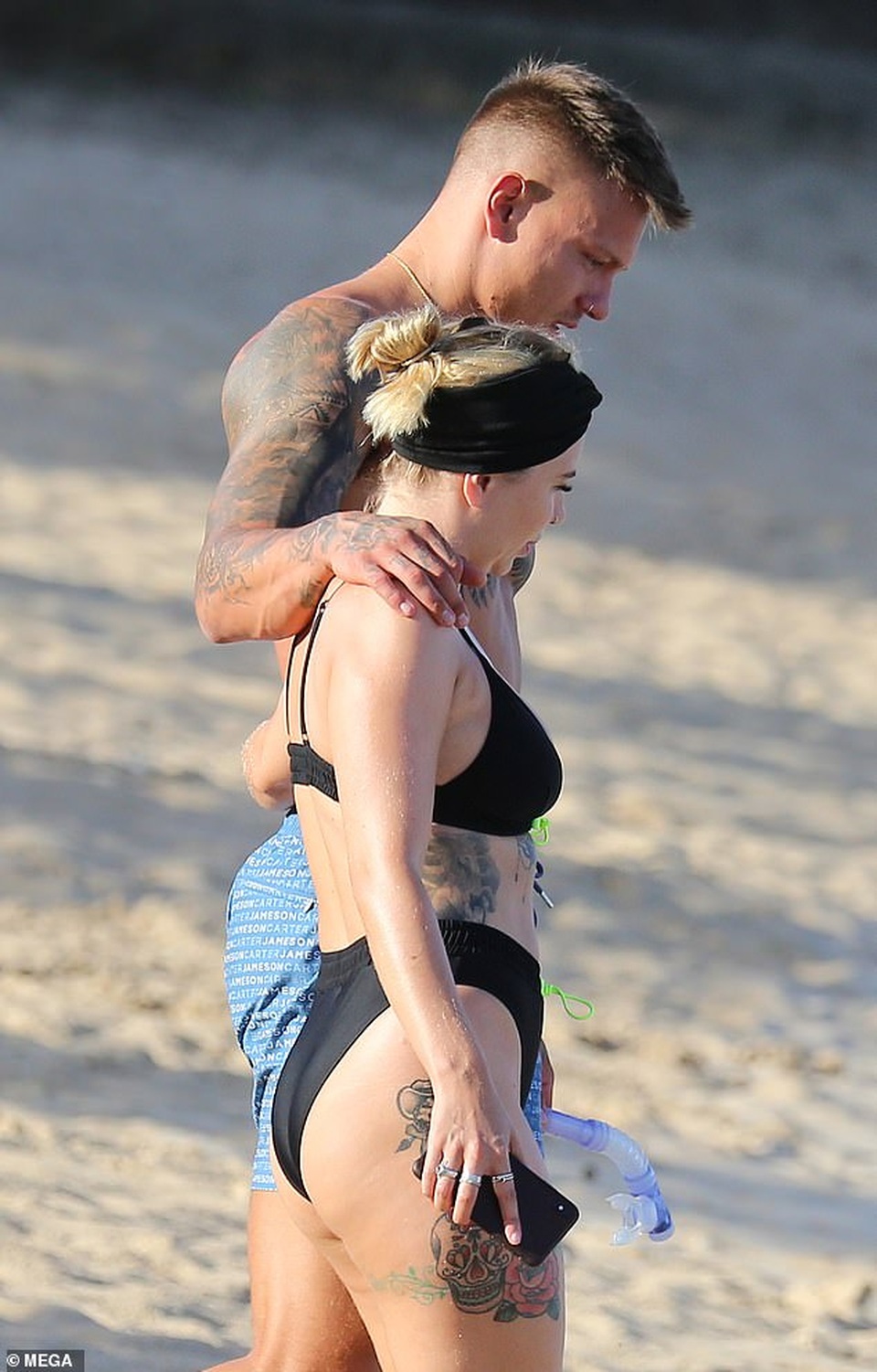 Cặp vợ chồng xăm trổ tình tứ trên biển - 4