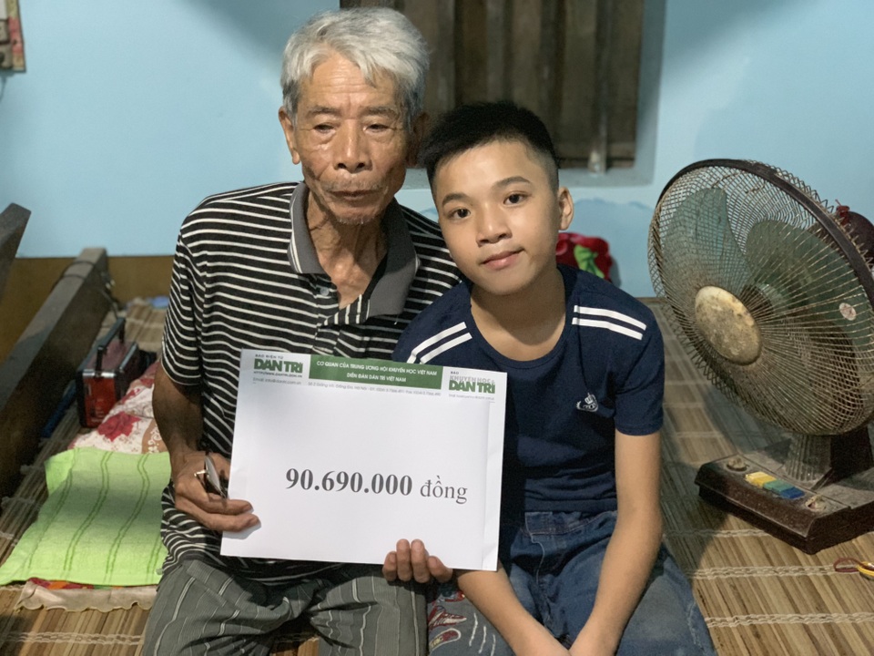 Cậu bé lớp 8 tươi rói nhận số tiền hơn 90 triệu đồng của bạn đọc Dân trí - 2 Cậu bé lớp 8 tươi rói nhận số tiền hơn 90 triệu đồng của bạn đọc Dân trí - 2