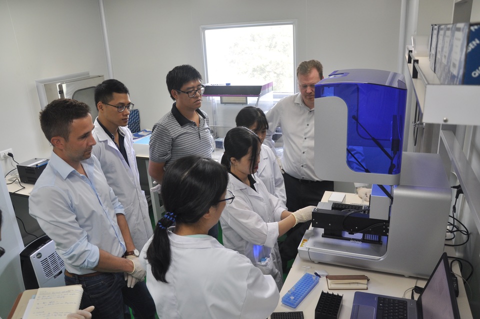 Chuyên gia Đức hướng dẫn vận hành thiết bị.JPG Chuyên gia Đức hướng dẫn vận hành thiết bị ở Trung tâm Giám định ADN
