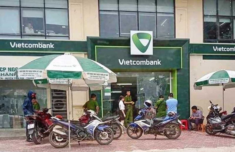 Đối tượng táo tợn cầm súng xông vào cướp ngân hàng - 4 Đối tượng táo tợn cầm súng xông vào cướp ngân hàng - 4