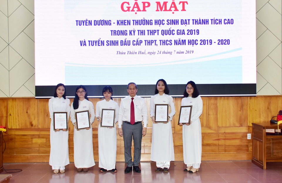 Lần đầu tiên Chủ tịch tỉnh gặp mặt, tặng bằng khen cho học sinh đạt thành tích cao trong các kỳ thi - 3 Lần đầu tiên Chủ tịch tỉnh gặp mặt, tặng bằng khen cho học sinh đạt thành tích cao trong các kỳ thi - 3