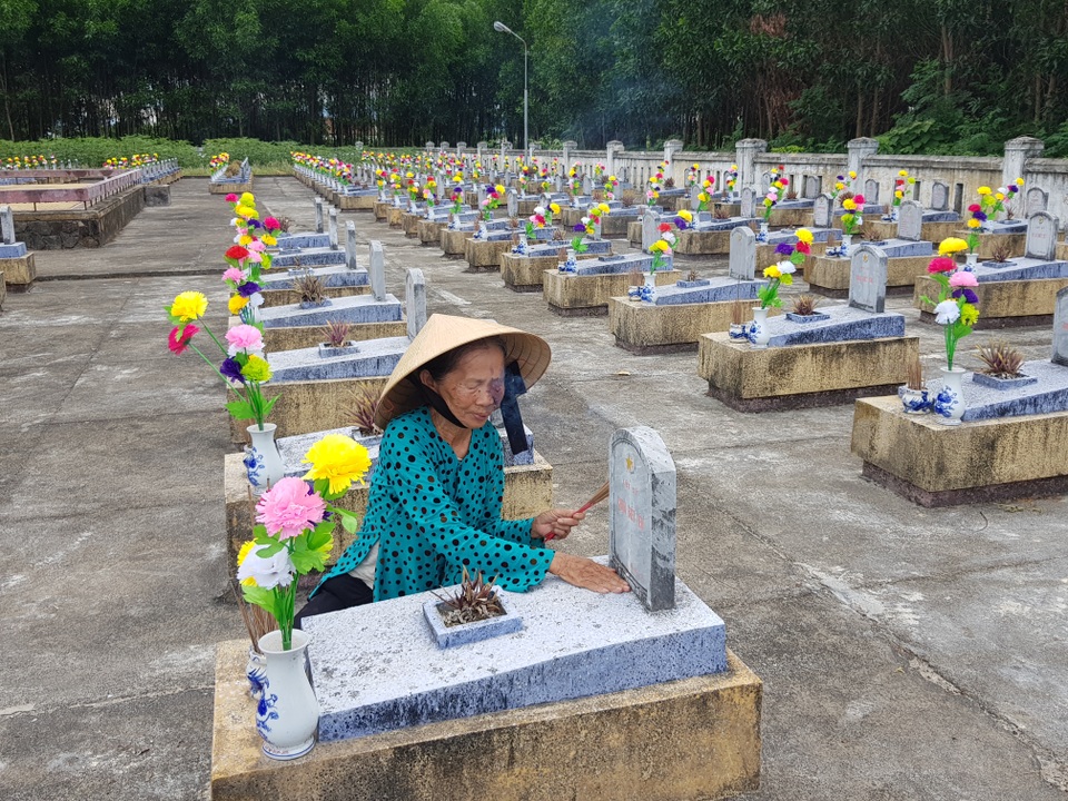 “Còn sống được ngày nào, tui sẽ chăm sóc mộ phần liệt sĩ chu đáo” - 2 “Còn sống được ngày nào, tui sẽ chăm sóc mộ phần liệt sĩ chu đáo” - 2
