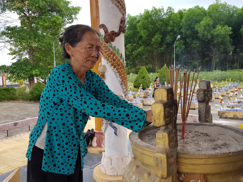 “Còn sống được ngày nào, tui sẽ chăm sóc mộ phần liệt sĩ chu đáo” - 3 “Còn sống được ngày nào, tui sẽ chăm sóc mộ phần liệt sĩ chu đáo” - 3