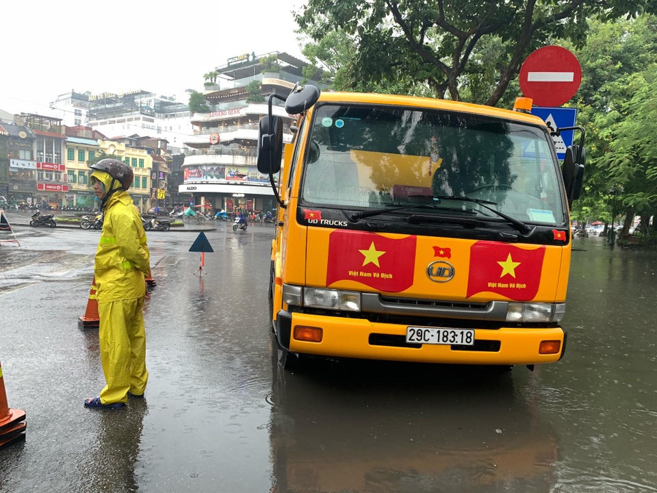 Hà Nội: Nhiều tuyến phố ngập sâu, người dân bì bõm dắt xe máy lội nước - 4