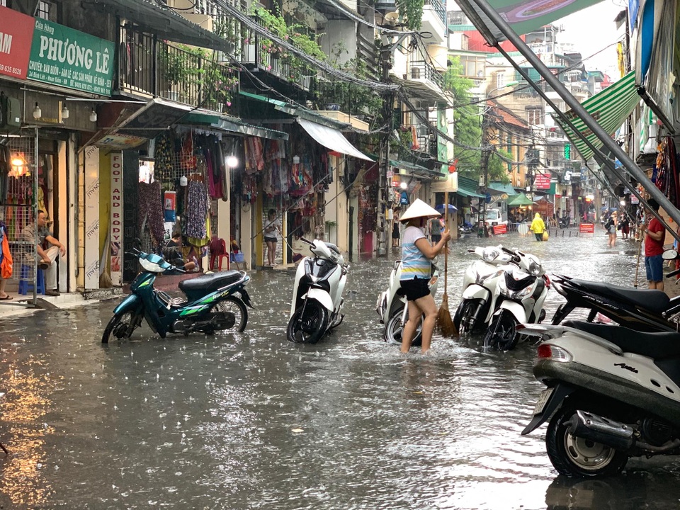 Hà Nội: Nhiều tuyến phố ngập sâu, người dân bì bõm dắt xe máy lội nước - 5
