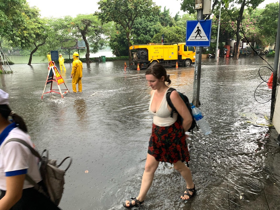 Hà Nội: Nhiều tuyến phố ngập sâu, người dân bì bõm dắt xe máy lội nước - 2