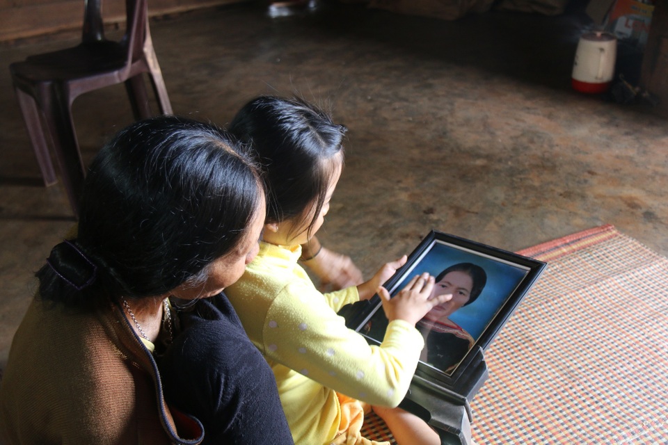 Xót xa bé gái  10 tuổi hai lần chịu cảnh mồ côi, bơ vơ như chim non không tổ - 3