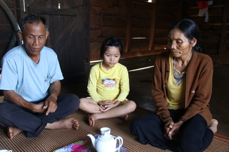 Xót xa bé gái  10 tuổi hai lần chịu cảnh mồ côi, bơ vơ như chim non không tổ - 2