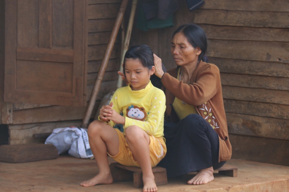 Xót xa bé gái  10 tuổi hai lần chịu cảnh mồ côi, bơ vơ như chim non không tổ - 4