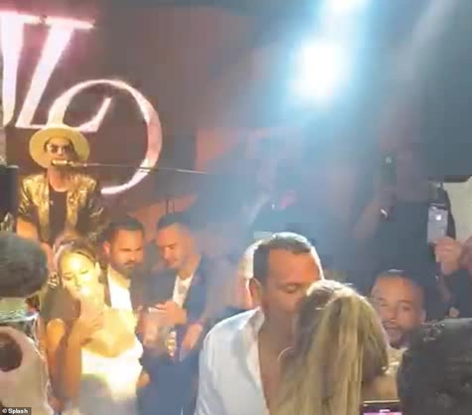 Jennifer Lopez mời 250 khách dự tiệc sinh nhật - 7 Jennifer Lopez mời 250 khách dự tiệc sinh nhật - 7