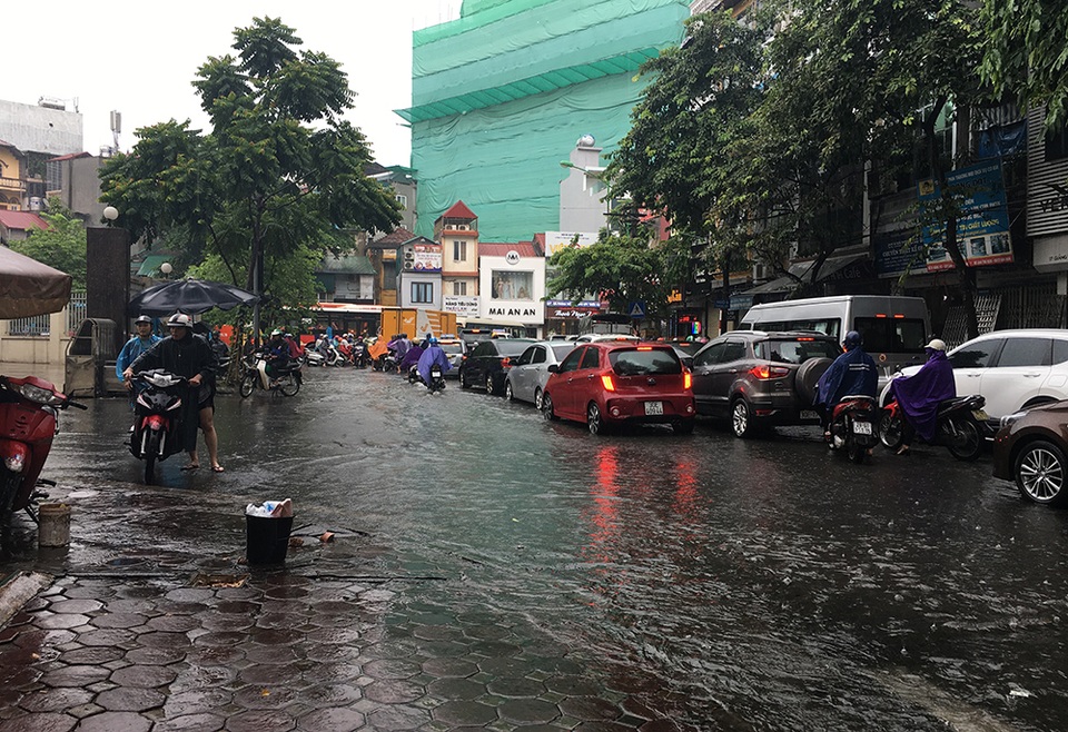 Hà Nội: Nhiều tuyến phố ngập sâu, người dân bì bõm dắt xe máy lội nước - 6