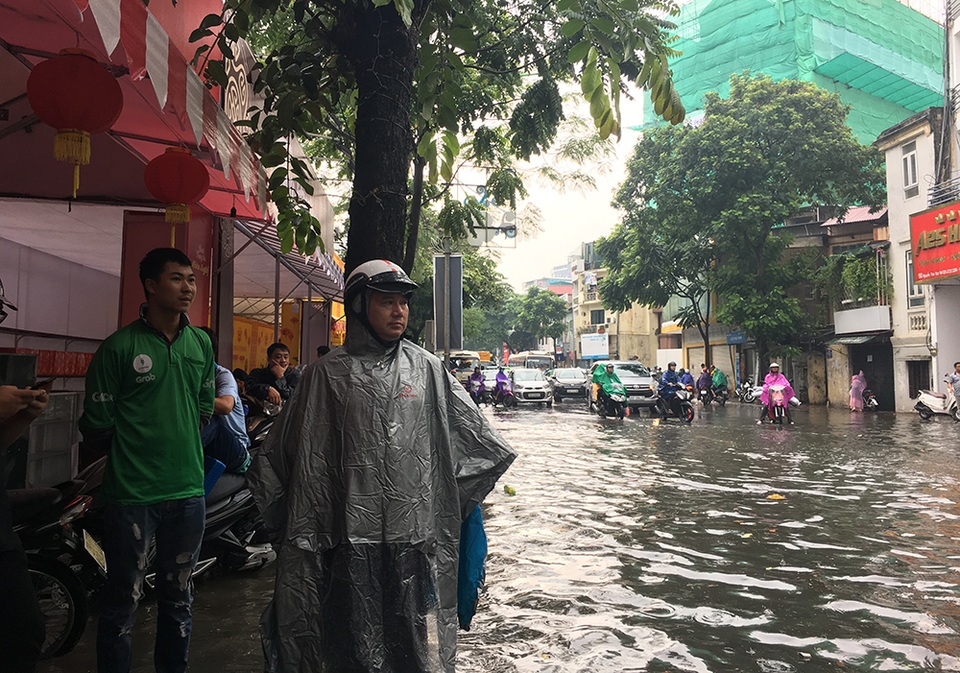 Hà Nội: Nhiều tuyến phố ngập sâu, người dân bì bõm dắt xe máy lội nước - 11