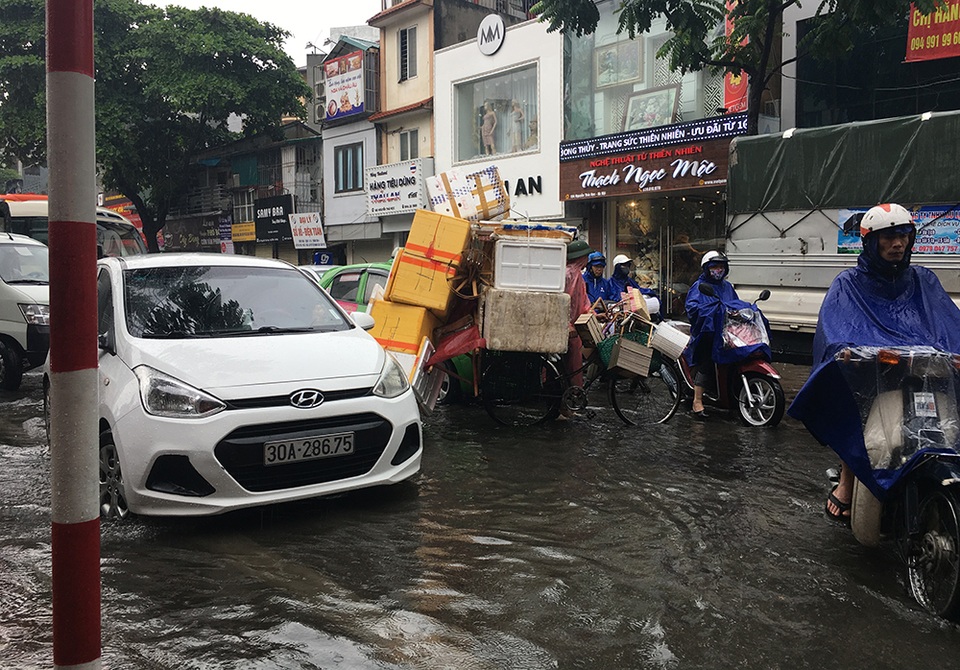 Hà Nội: Nhiều tuyến phố ngập sâu, người dân bì bõm dắt xe máy lội nước - 12