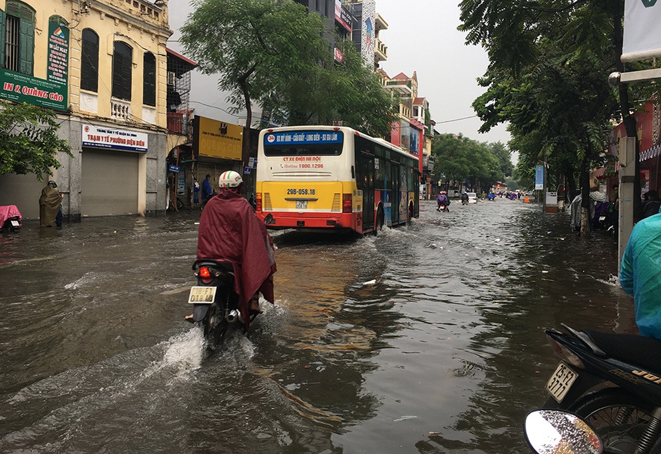 Hà Nội: Nhiều tuyến phố ngập sâu, người dân bì bõm dắt xe máy lội nước - 7