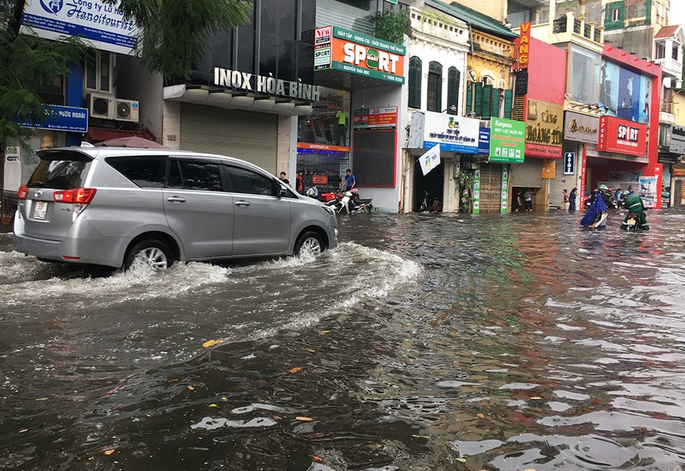 Hà Nội: Nhiều tuyến phố ngập sâu, người dân bì bõm dắt xe máy lội nước - 9