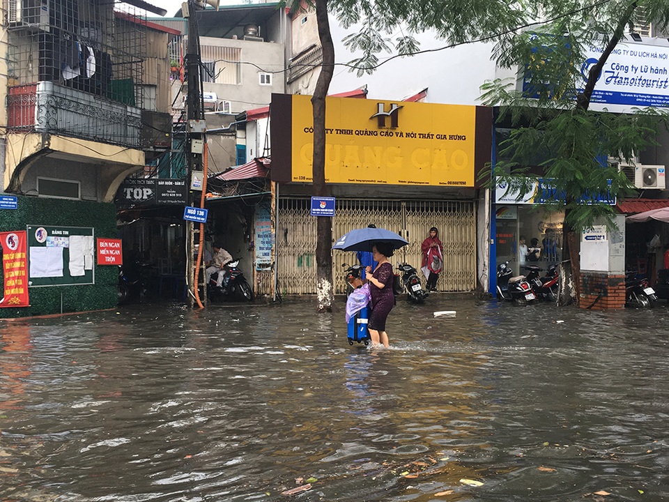Hà Nội: Nhiều tuyến phố ngập sâu, người dân bì bõm dắt xe máy lội nước - 13