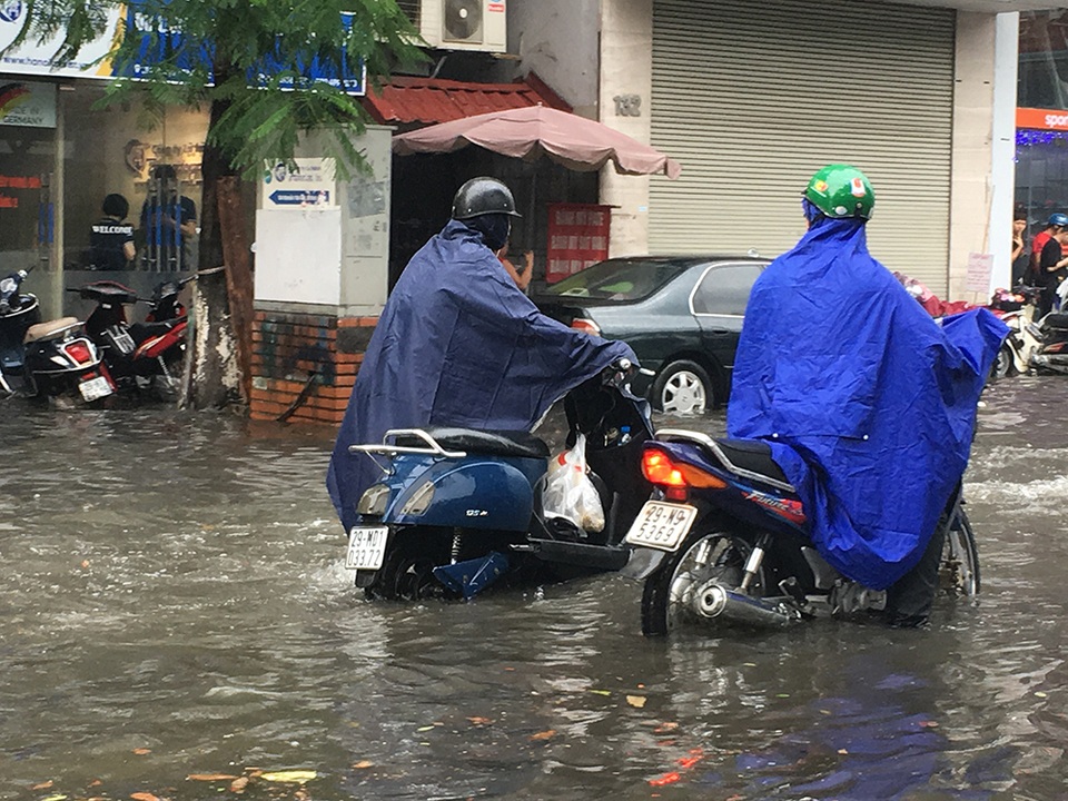 Hà Nội: Nhiều tuyến phố ngập sâu, người dân bì bõm dắt xe máy lội nước - 8
