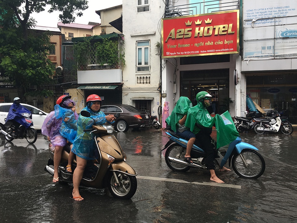 Hà Nội: Nhiều tuyến phố ngập sâu, người dân bì bõm dắt xe máy lội nước - 10