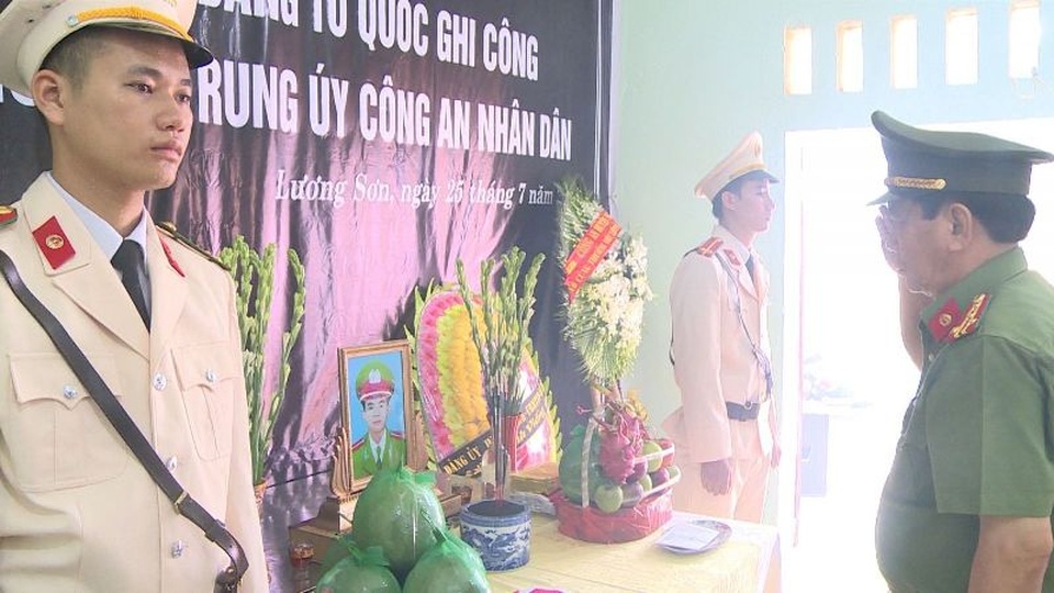 Trao bằng “Tổ quốc ghi công” cho thân nhân Trung úy công an hy sinh khi cứu đồng đội - 1 Trao bằng “Tổ quốc ghi công” cho thân nhân Trung úy công an hy sinh khi cứu đồng đội - 1