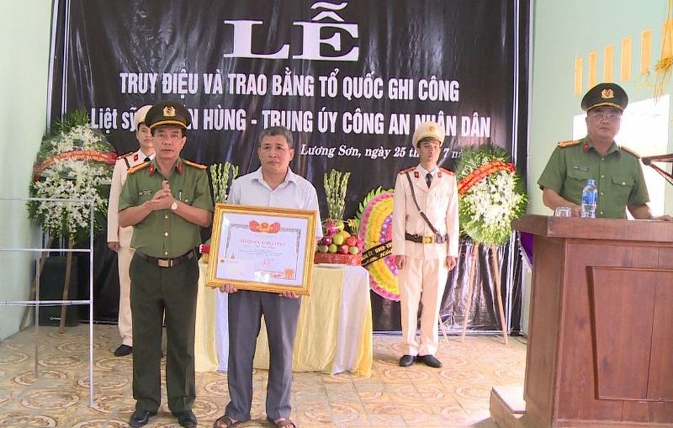 Trao bằng “Tổ quốc ghi công” cho thân nhân Trung úy công an hy sinh khi cứu đồng đội - 2 Trao bằng “Tổ quốc ghi công” cho thân nhân Trung úy công an hy sinh khi cứu đồng đội - 2