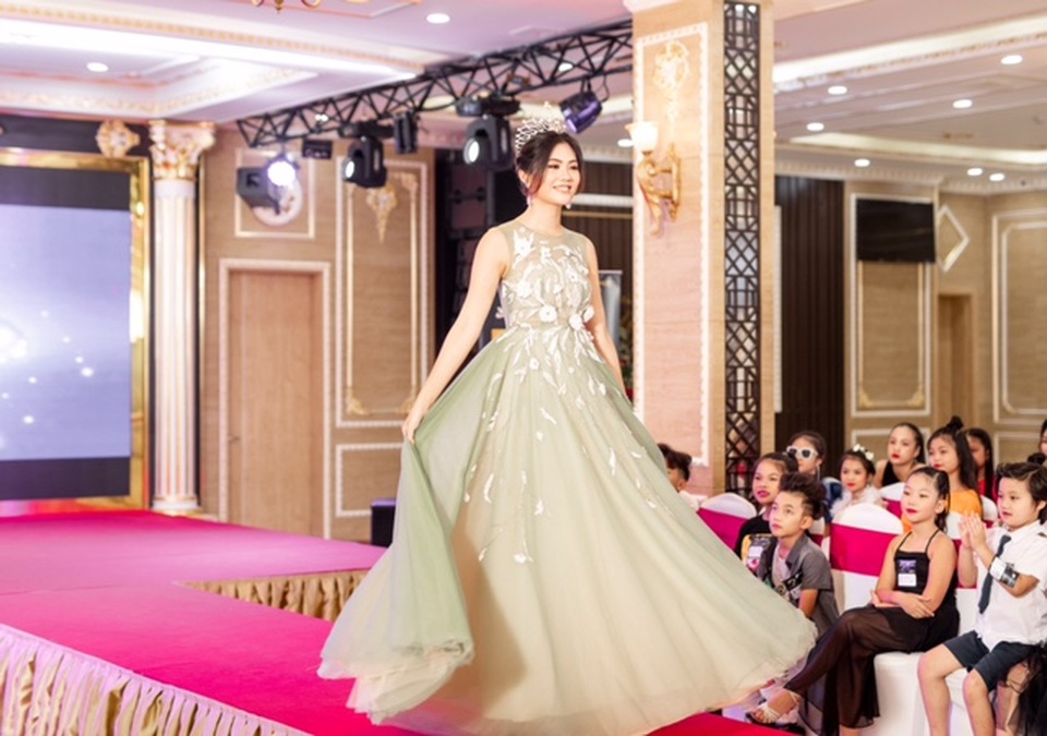 Vũ Hương Giang tiết lộ lí do “lặn mất tăm” sau khi nhận vương miện Hoa khôi - 4 Vũ Hương Giang tiết lộ lí do “lặn mất tăm” sau khi nhận vương miện Hoa khôi - 4