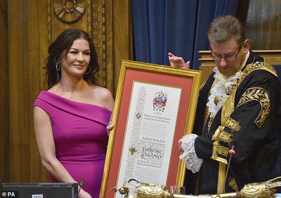 Catherine Zeta Jones quyến rũ dự sự kiện cùng chồng con - 9 Catherine Zeta Jones quyến rũ dự sự kiện cùng chồng con - 9