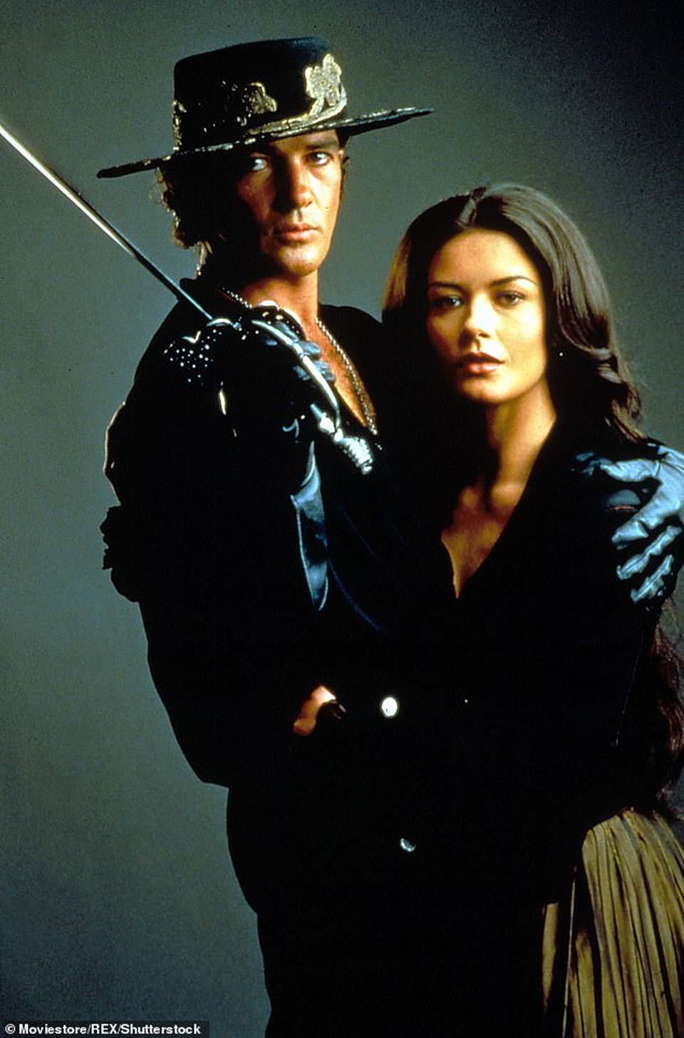 Catherine Zeta Jones quyến rũ dự sự kiện cùng chồng con - 11 Catherine Zeta Jones quyến rũ dự sự kiện cùng chồng con - 11