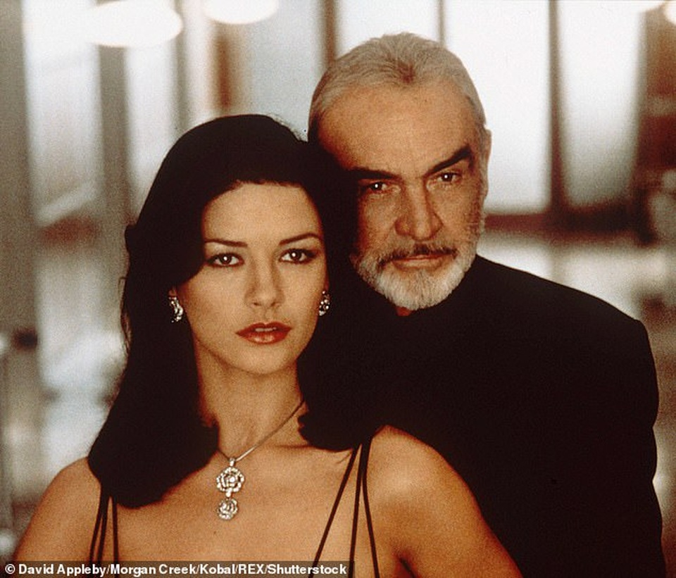 Catherine Zeta Jones quyến rũ dự sự kiện cùng chồng con - 13 Catherine Zeta Jones quyến rũ dự sự kiện cùng chồng con - 13