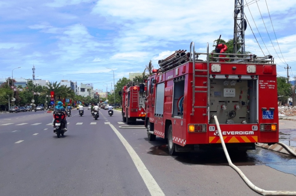 Điều xe cứu hỏa “giải khát” cho người dân vùng đại hạn - 2 Điều xe cứu hỏa “giải khát” cho người dân vùng đại hạn - 2