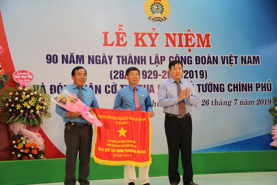 Liên đoàn Lao động tỉnh Phú Yên đón nhận cờ thi đua của Thủ tướng - 1 Liên đoàn Lao động tỉnh Phú Yên đón nhận cờ thi đua của Thủ tướng - 1