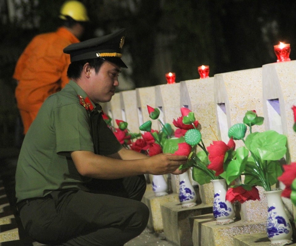 Thanh niên Bình Định thắp nến tri ân tại các nghĩa trang liệt sỹ - 8 Thanh niên Bình Định thắp nến tri ân tại các nghĩa trang liệt sỹ - 8