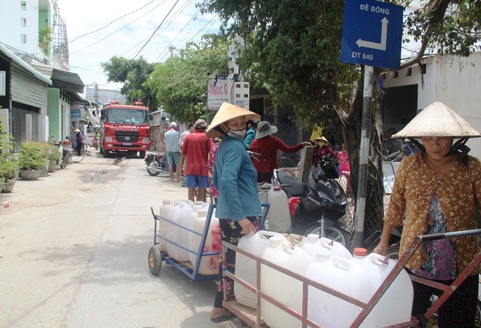 Điều xe cứu hỏa “giải khát” cho người dân vùng đại hạn - 4 Điều xe cứu hỏa “giải khát” cho người dân vùng đại hạn - 4