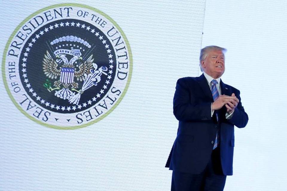 Ông Trump phát biểu trước huy hiệu tổng thống giả in hình đại bàng Nga - 1 Ông Trump phát biểu trước huy hiệu tổng thống giả in hình đại bàng Nga - 1