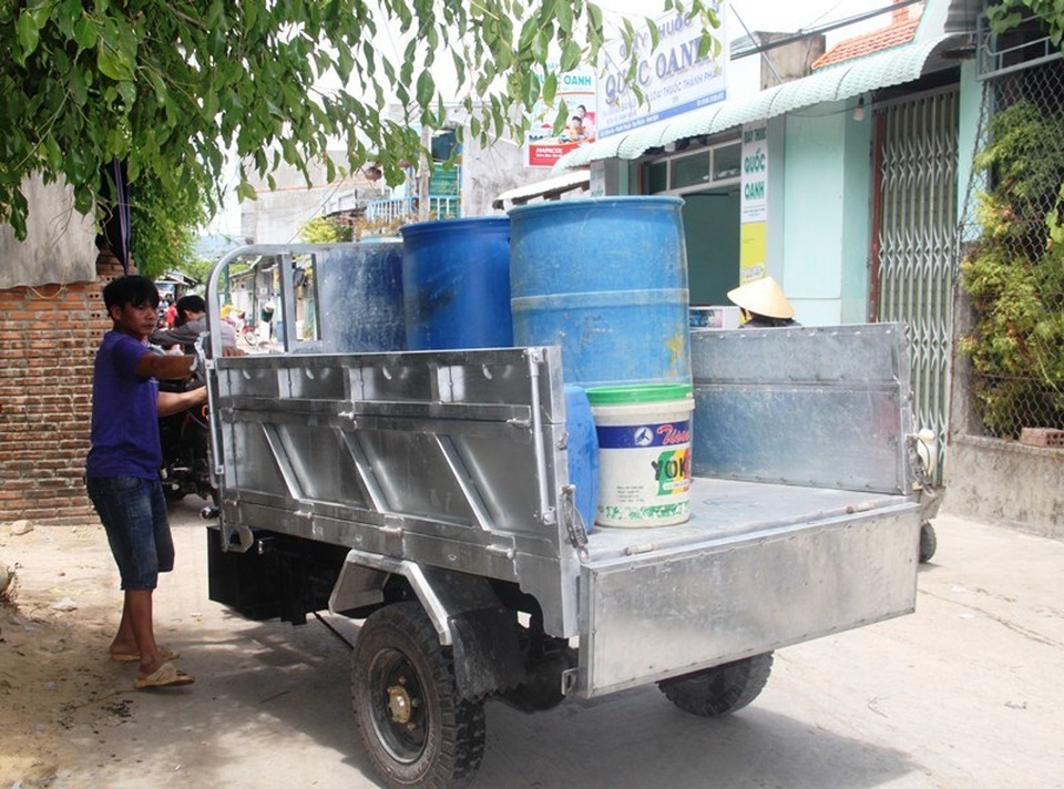 Điều xe cứu hỏa “giải khát” cho người dân vùng đại hạn - 9 Điều xe cứu hỏa “giải khát” cho người dân vùng đại hạn - 9
