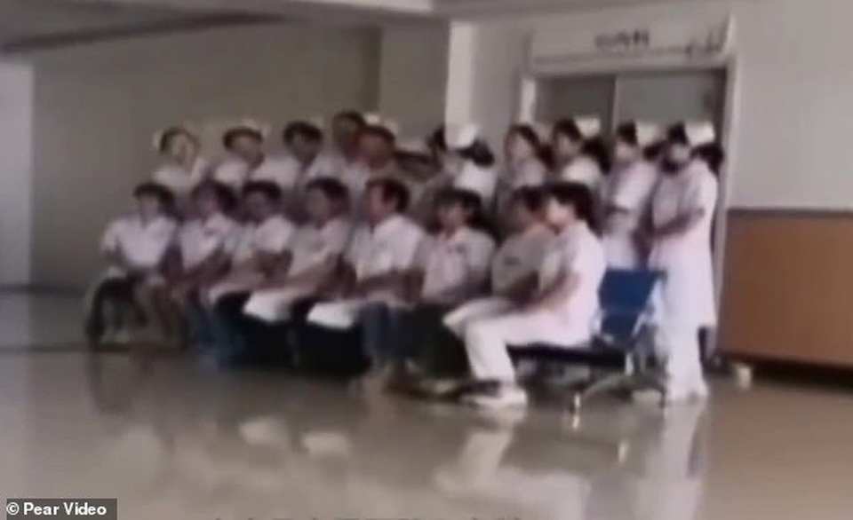 Trung Quốc: Mải chụp ảnh, bác sĩ phớt lờ điều trị khiến bệnh nhân nguy kịch qua đời - 1