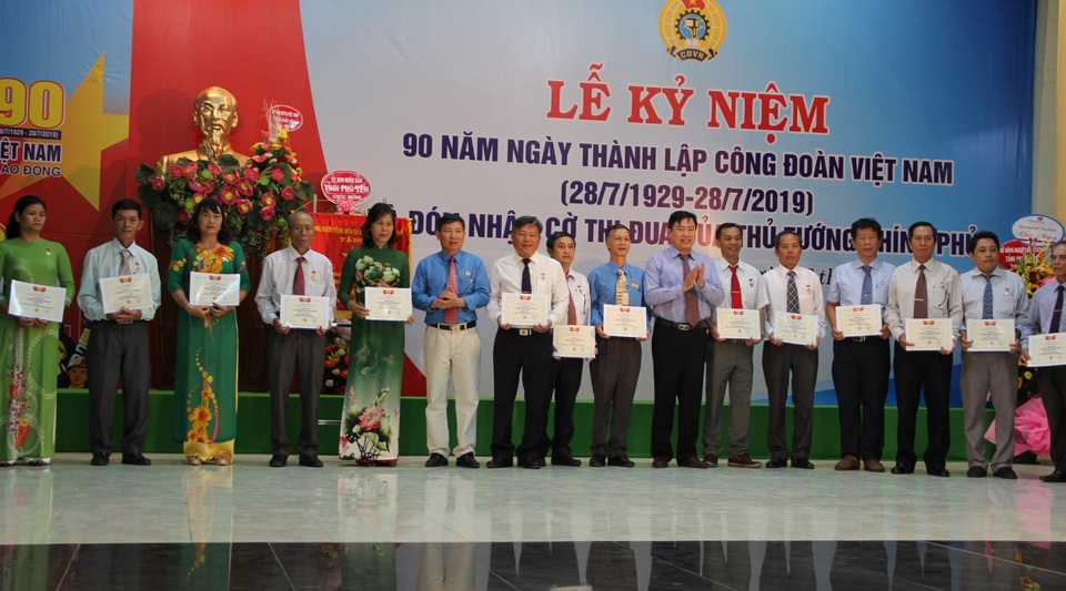 Liên đoàn Lao động tỉnh Phú Yên đón nhận cờ thi đua của Thủ tướng - 2 Liên đoàn Lao động tỉnh Phú Yên đón nhận cờ thi đua của Thủ tướng - 2