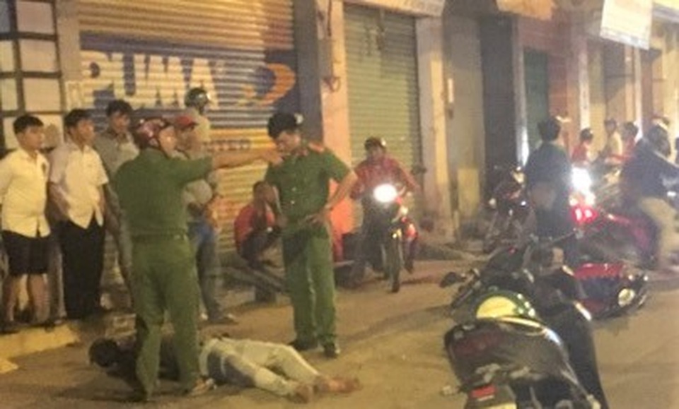 Bắt nhanh 2 đối tượng đâm người, cướp tài sản giữa Sài Gòn - 2 Bắt nhanh 2 đối tượng đâm người, cướp tài sản giữa Sài Gòn - 2