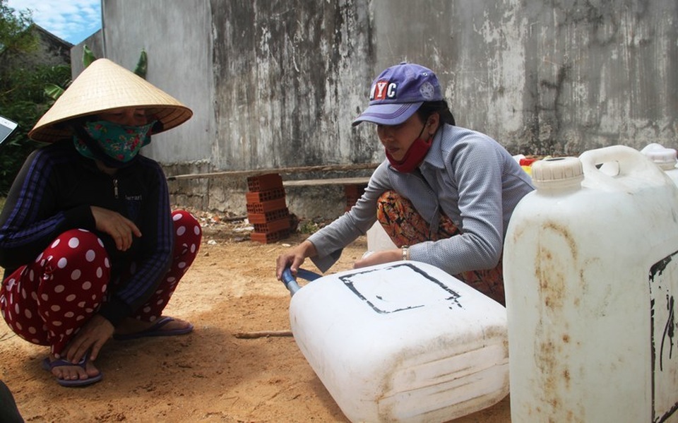 Điều xe cứu hỏa “giải khát” cho người dân vùng đại hạn - 11 Điều xe cứu hỏa “giải khát” cho người dân vùng đại hạn - 11