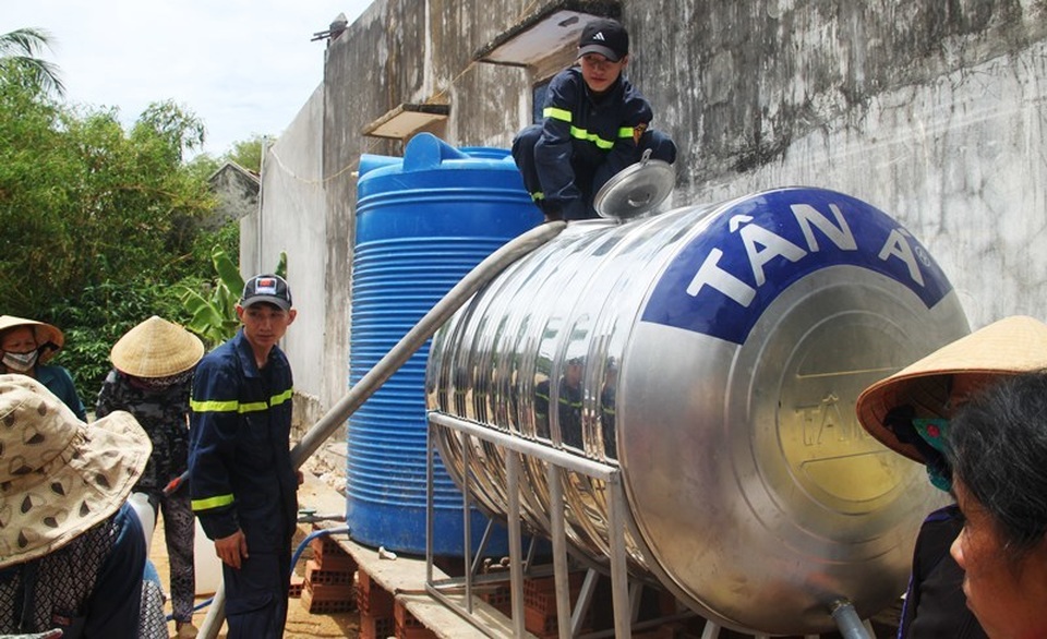 Điều xe cứu hỏa “giải khát” cho người dân vùng đại hạn - 6 Điều xe cứu hỏa “giải khát” cho người dân vùng đại hạn - 6